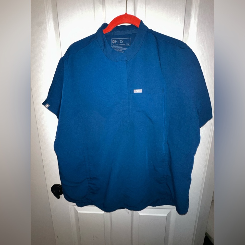 Figs Caribbean Blue Scrubs
XL Zamora high waisted regular joggers
XL Montex top